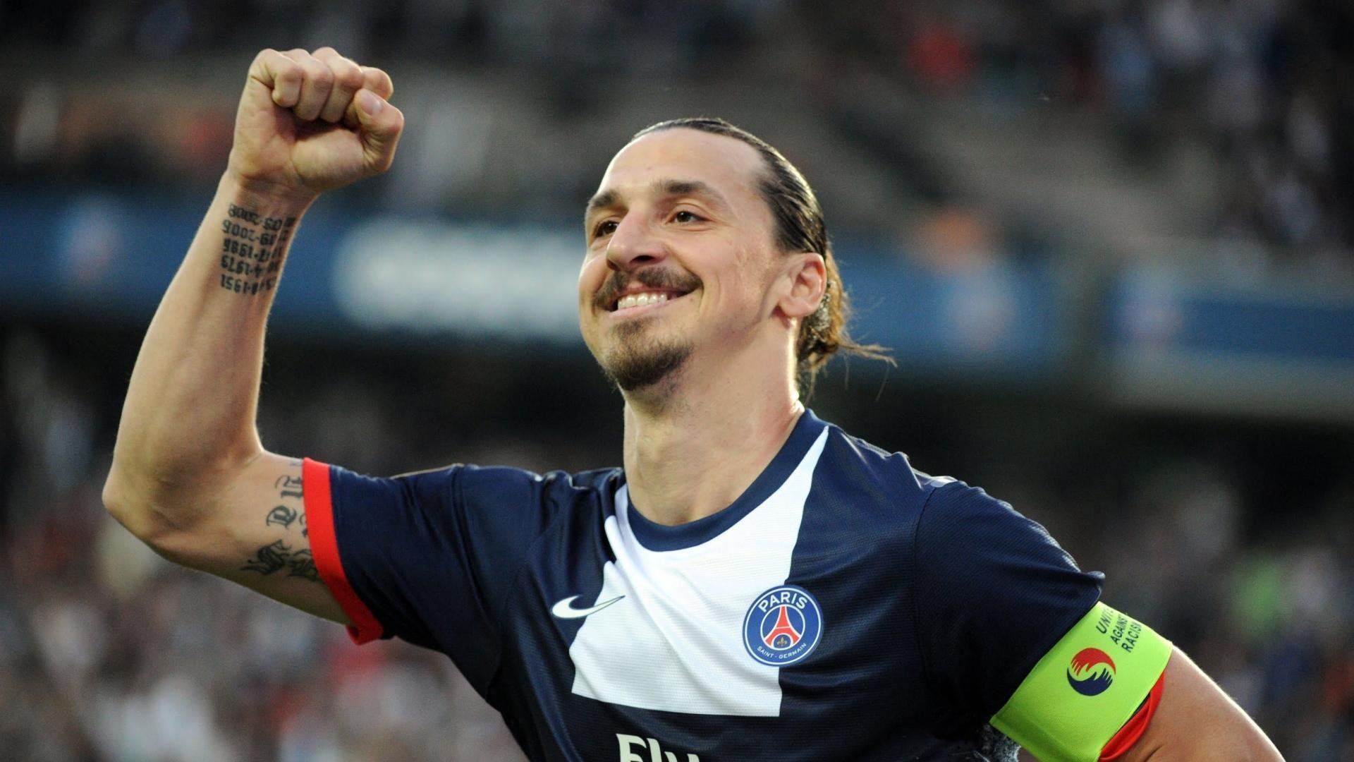 全国CrossFit综合力量赛 候场区哑铃与杠铃堆成山